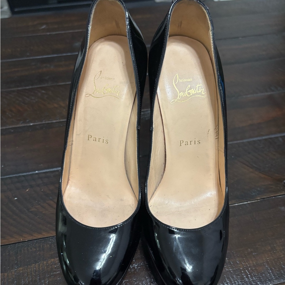 Christian Louboutin Bianca 140 Black Patent leather Pumps!
5” heels, 37.5 - Picture 4 of 9